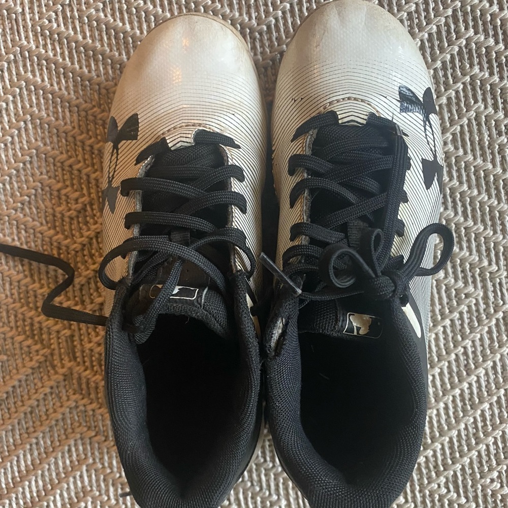 Boys Under Armour Baseball Cleats, Size 1.5